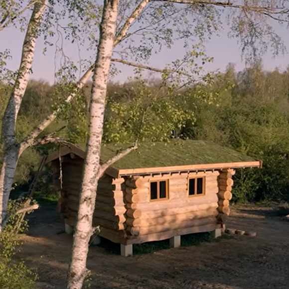 Vianney en pleine construction de sa cabane en bois sur YouTube.