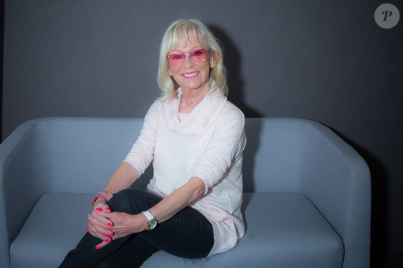Les proches de l’ancienne animatrice ont formulé une demande particulière en invitant les personnes présentes à porter une tenue blanche ou claire. 

Evelyne Leclercq - Melody TV - Salon du Tourisme porte de Versaille
