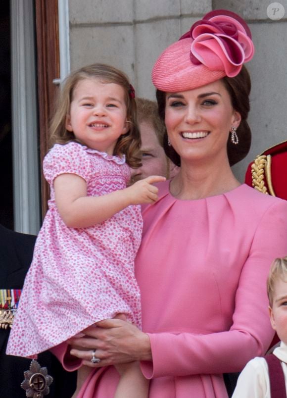 Catherine Kate Middleton, duchesse de Cambridge et la princesse Charlotte - La famille royale d'Angleterre au palais de Buckingham pour assister à la parade "Trooping The Colour" à Londres le 17 juin 2017.