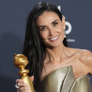 Demi Moore, lauréate du prix de la meilleure interprétation féminine dans un film - musical ou de comédie pour "The Substance", lors de la 82e cérémonie annuelle des Golden Globe Awards le dimanche 5 janvier 2025. Photo par Sthanlee B. Mirador/SPUS/ABACAPRESS.COM