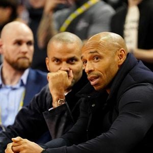 Tony Parker (à gauche) et Thierry Henry au bord du terrain avant le NBA London Game 2026 à l'O2 Arena, à Londres. Crédit photo : Bradley Collyer/PA Wire.