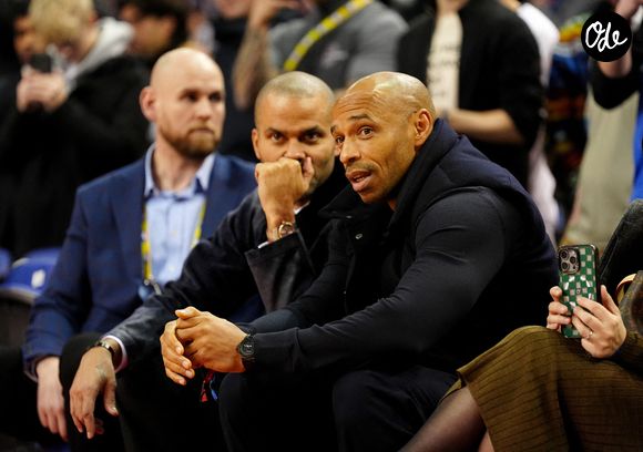 Tony Parker (à gauche) et Thierry Henry au bord du terrain avant le NBA London Game 2026 à l'O2 Arena, à Londres. Crédit photo : Bradley Collyer/PA Wire.