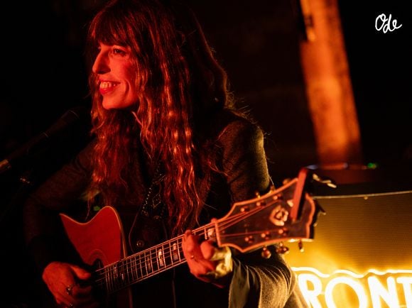 Pour concevoir cet opus aux teintes folk, pop et rock, la chanteuse s'est envolée vers la Californie aux côtés du producteur Jonathan Wilson.

Lou Doillon lors de la célébration de la collection automne 2026 VB au club Le Serpent à Plume, à Paris, le 15 octobre 2026. 

© Astra Marina/BFA.com/Backgrid/Bestimage