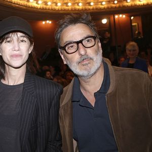 Charlotte Gainsbourg et son compagnon Yvan Attal à la soirée de mobilisation "L'Europe contre l'antisémitisme" au théâtre Antoine à Paris le 3 juin 2024. © Cédric Perrin/Bestimage