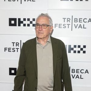 Pour rester en forme, l’acteur s’appuie sur une routine matinale bien réglée, avec un réveil entre 5 et 6 heures.

Robert De Niro à la réunion du 50e anniversaire de Taxi Driver dans le cadre du 25e Festival de Tribeca au BMCC Tribeca Performing Arts Center, New York, le 5 juin 2026. (Credit: M10s / TheNews2)(Foto: M10S/Thenews2/Zumapress)