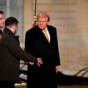 Le président français Emmanuel Macron recoit le président américain élu Donald Trump et le président ukrainien Volodymyr Zelenskiy au palais de l'Élysée après une réunion trilatérale dans le cadre des cérémonies de réouverture de la cathédrale Notre-Dame de Paris, cinq ans et demi après l'incendie, à Paris, France, le 7 décembre 2024. © Christian Liewig/Bestimage