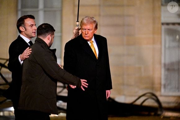 Le président français Emmanuel Macron recoit le président américain élu Donald Trump et le président ukrainien Volodymyr Zelenskiy au palais de l'Élysée après une réunion trilatérale dans le cadre des cérémonies de réouverture de la cathédrale Notre-Dame de Paris, cinq ans et demi après l'incendie, à Paris, France, le 7 décembre 2024. © Christian Liewig/Bestimage