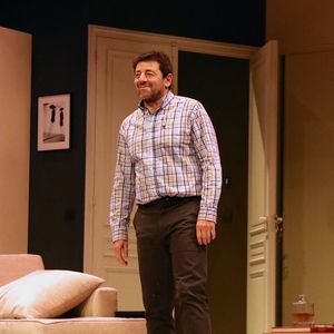 Exclusif - Patrick Bruel salue le public à la fin de la représentation pour les amis proche de la pièce "Deuxième partie" au Théâtre Édouard VI à Paris, France, le 04 Mars 2026.

© Bertrand Rindoff / Bestimage