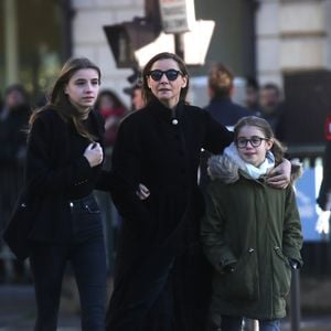 Clotilde Courau et ses filles Luisa et Vittoria - Arrivées des personnalités en l'église de La Madeleine pour les obsèques de Johnny Hallyday à Paris. Le 9 décembre 2017. © Agence / Bestimage