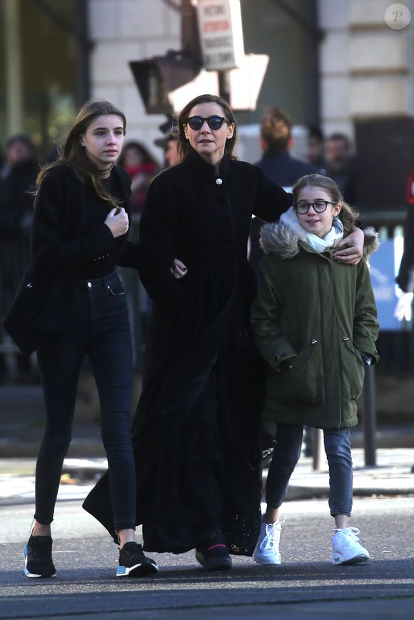 Clotilde Courau et ses filles Luisa et Vittoria - Arrivées des personnalités en l'église de La Madeleine pour les obsèques de Johnny Hallyday à Paris. Le 9 décembre 2017. © Agence / Bestimage