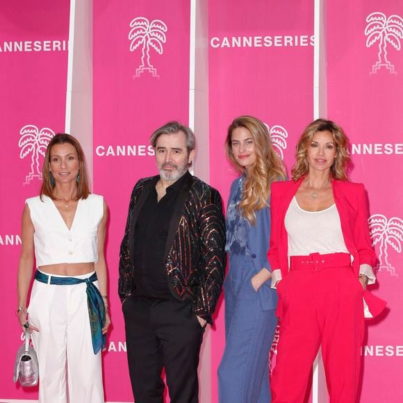 Tout en glissant : "Autodidacte, au parcours atypique dont il a su nourrir ses récits de fiction, il s’est imposé très rapidement comme un scénariste talentueux et incontournable à la télévision".

Jennifer Lauret, Arnaud Henriet, Solène Hébert, Ingrid Chauvin, de DEMAIN NOUS APPARTIENT - CANNESERIES SAISON 5 au Palais des Festivals et des Congrès de Cannes, samedi 2 avril 2022. © Christophe Aubert via Bestimage