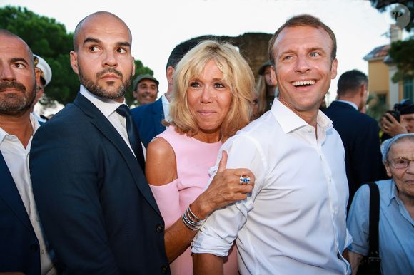 Semi-Exclusif - NO WEB - NO BLOG - Le Président de la République Emmanuel Macron et sa femme la Première Dame Brigitte Macron (Trogneux) ont participé à un pot de l'amitié suivi d'un bain de foule sur la place centrale du village de Bormes-les-Mimosas, le 17 août 2018. © Jacovides/Moreau/Bestimage