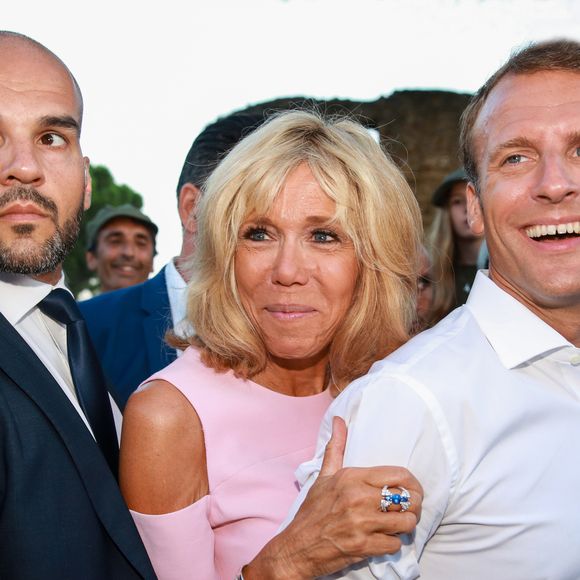 Semi-Exclusif - NO WEB - NO BLOG - Le Président de la République Emmanuel Macron et sa femme la Première Dame Brigitte Macron (Trogneux) ont participé à un pot de l'amitié suivi d'un bain de foule sur la place centrale du village de Bormes-les-Mimosas, le 17 août 2018. © Jacovides/Moreau/Bestimage