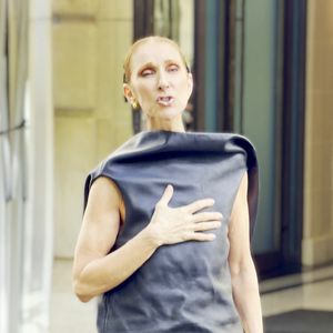 Céline Dion quitte le Royal Monceau entourée d’une foule de fans et s’offre un joli moment avec eux en dansant sur l’un de ses titres les plus emblématiques, "Pour que tu m’aimes encore", à Paris, France, le 1er septembre 2026. © Léa Vieillot/Bestimage