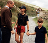 Kate pose avec ses trois enfants : George, 12 ans, Charlotte, 11 ans, et le petit Louis, 8 ans, agrippé à son bras. 

Le dimanche 5 juillet, la princesse de Galles a partagé des photos de son époux, le prince William, et de leurs trois enfants, le prince George, 12 ans, la princesse Charlotte, 11 ans, et le prince Louis, 8 ans, venus la soutenir, ainsi que de ses parents, Carole et Michael Middleton, et de son frère, James Middleton. - Instagram