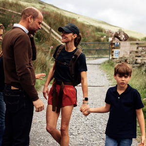 Kate pose avec ses trois enfants : George, 12 ans, Charlotte, 11 ans, et le petit Louis, 8 ans, agrippé à son bras. 

Le dimanche 5 juillet, la princesse de Galles a partagé des photos de son époux, le prince William, et de leurs trois enfants, le prince George, 12 ans, la princesse Charlotte, 11 ans, et le prince Louis, 8 ans, venus la soutenir, ainsi que de ses parents, Carole et Michael Middleton, et de son frère, James Middleton. - Instagram