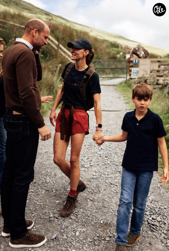 Kate pose avec ses trois enfants : George, 12 ans, Charlotte, 11 ans, et le petit Louis, 8 ans, agrippé à son bras. 

Le dimanche 5 juillet, la princesse de Galles a partagé des photos de son époux, le prince William, et de leurs trois enfants, le prince George, 12 ans, la princesse Charlotte, 11 ans, et le prince Louis, 8 ans, venus la soutenir, ainsi que de ses parents, Carole et Michael Middleton, et de son frère, James Middleton. - Instagram