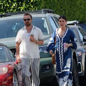 Avant de s'installer à Paris, Aaron Paul a vendu sa maison, à Los Angeles, pour plus de 9 millions de dollars, selon "People". "Quand les incendies ont éclaté à Los Angeles, on a su qu'on en avait fini avec Los Angeles", a-t-il confié au "Daily Mail".

Exclusif - Aaron Paul et sa femme Lauren se rendent à une fête à Los Angeles. Le 29 avril 2023. The ImageDirect / Bestimage