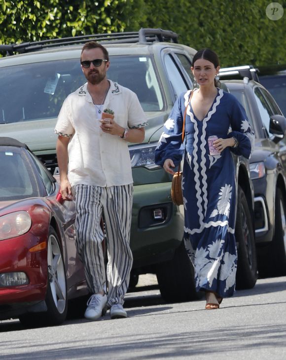 Avant de s'installer à Paris, Aaron Paul a vendu sa maison, à Los Angeles, pour plus de 9 millions de dollars, selon "People". "Quand les incendies ont éclaté à Los Angeles, on a su qu'on en avait fini avec Los Angeles", a-t-il confié au "Daily Mail".

Exclusif - Aaron Paul et sa femme Lauren se rendent à une fête à Los Angeles. Le 29 avril 2023. The ImageDirect / Bestimage