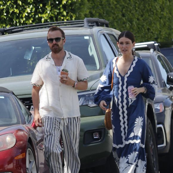 Avant de s'installer à Paris, Aaron Paul a vendu sa maison, à Los Angeles, pour plus de 9 millions de dollars, selon "People". "Quand les incendies ont éclaté à Los Angeles, on a su qu'on en avait fini avec Los Angeles", a-t-il confié au "Daily Mail".

Exclusif - Aaron Paul et sa femme Lauren se rendent à une fête à Los Angeles. Le 29 avril 2023. The ImageDirect / Bestimage