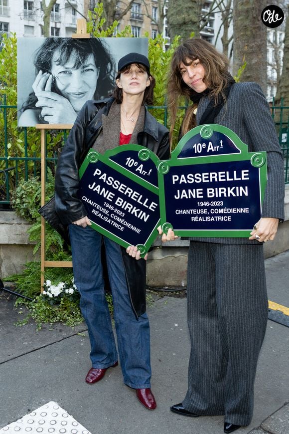Cet éloignement lui a permis de se protéger du « deuil national » suscité par la disparition de sa mère.

Lou Doillon et Charlotte Gainsbourg - Inauguration de la passerelle Jane Birkin devant les 41-43 quai de Valmy à Paris le 13 décembre 2025. © Cyril Moreau / Bestimage