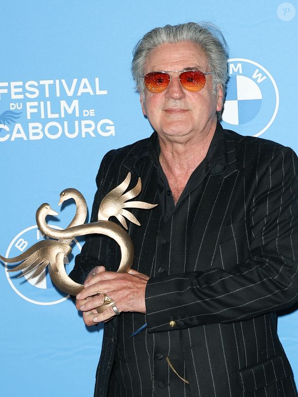 Daniel Auteuil pose avec son Swann d'honneur lors du au tapis rouge du 38ème festival du film de Cabourg, France, le 14 juin 2024. Les Journées romantiques du 38ème Festival du film de Cabourg (Calvados) auront lieu du 12 au 16 juin. © Coadic Guirec/Bestimage