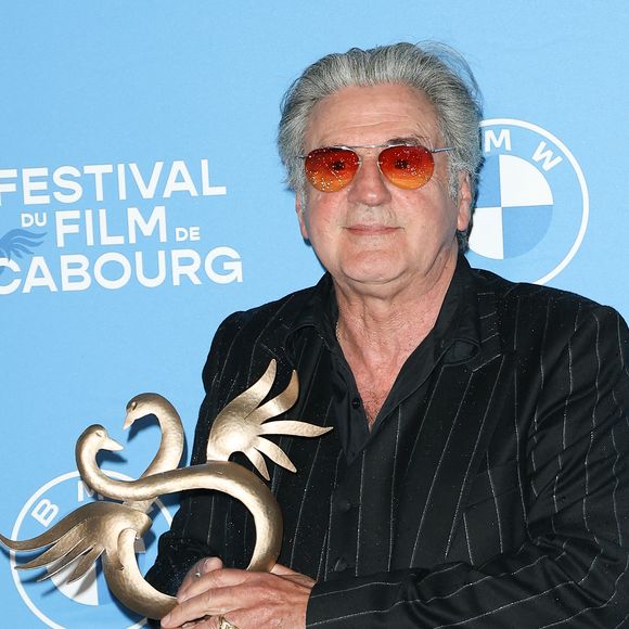 Daniel Auteuil pose avec son Swann d'honneur lors du au tapis rouge du 38ème festival du film de Cabourg, France, le 14 juin 2024. Les Journées romantiques du 38ème Festival du film de Cabourg (Calvados) auront lieu du 12 au 16 juin. © Coadic Guirec/Bestimage