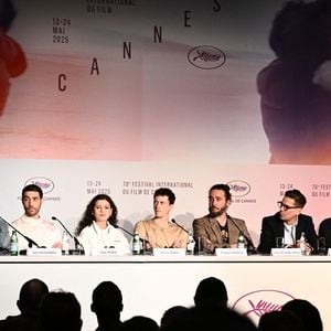 Virginie Apiou, Julia Ducournau, Tahar Rahim, Mélissa Boros, Finnegan Oldfield, Jean-Christophe Bouzy, Severin Favriau, Jim Williams, Éric Altmayer et Jean-Rachid Kallouche à la conférence de presse du film "Alpha" (Compétition) lors du 78ème Festival International du Film de Cannes, le 20 mai 2025. 
© Valentina Claret / Pool Cannes / Bestimage