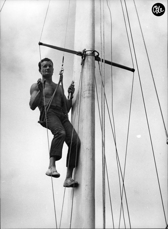De nouveaux problèmes pour Tabarly : Douze heures après avoir rejoint la course transatlantique en solitaire après que des réparations aient été effectuées sur son mât et son flotteur, le lieutenant Eric Tabarly a fait escale ce matin à Newlyn, en Cornouailles, pour de nouvelles réparations.Jun. 06, 1968 - (Crédit photo : © Keystone Press Agency/ZUMA Press Wire)