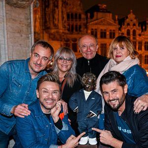Sébastien Thoen, JeanFi Janssen, Caroline Diament, Philippe Geluck, Michèle Bernier et Christophe Beaugrand lors d'une réception à l'hôtel de ville de Bruxelles avec Laurent.Ruquier et l'équipe des Grosses Têtes pour inaugurer le Manneken Pis  habillé avec un costume de l'animateur le 16 novembre 2021. © Frédéric Andrieu / Bestimage