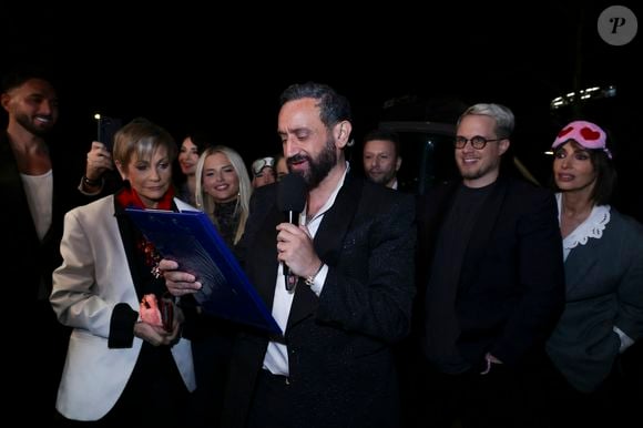 Exclusif - Nabilla et Thomas Vergara, Isabelle Morini-Bosc, Kelly Vedovelli, Cyril Hanouna, Raymond Aabou, Guillaume Genton, Géraldine Maillet - Les chroniqueurs et les invités quittent la dernière émission "Touche pas à mon poste" (TPMP) en bus pour se rendre devant le siège du groupe M6 à Neuilly-sur-Seine le 27 février 2025. © Jack Tribeca/Bestimage