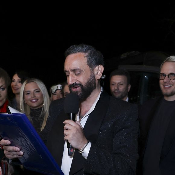 Exclusif - Nabilla et Thomas Vergara, Isabelle Morini-Bosc, Kelly Vedovelli, Cyril Hanouna, Raymond Aabou, Guillaume Genton, Géraldine Maillet - Les chroniqueurs et les invités quittent la dernière émission "Touche pas à mon poste" (TPMP) en bus pour se rendre devant le siège du groupe M6 à Neuilly-sur-Seine le 27 février 2025. © Jack Tribeca/Bestimage