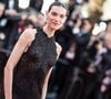 Mais ce jeudi 20 août, elle a annoncé l'annulation de quatre nouvelles dates en France, au V and B Fest', au Cabaret Vert, au Rose Festival et à Ici Live La Ciotat Festival.

Charlotte Cardin - Montée des marches du film "La vie d’une femme" lors du 79ème Festival International du Film de Cannes, le 13 mai 2026.

© Jacovides-Moreau / Bestimage
