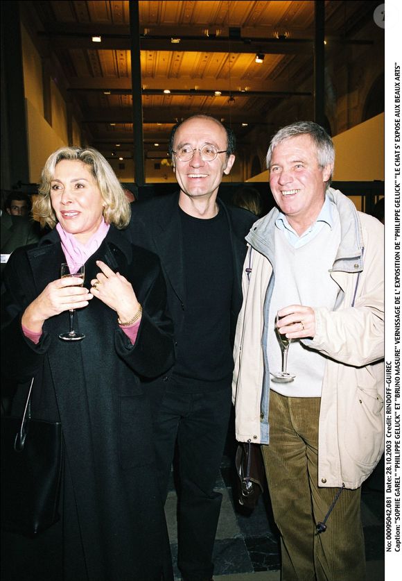 Rétro - Décès de Sophie Garel, animatrice et voix emblématique de RTL - "SOPHIE GAREL" "PHILIPPE GELUCK" ET "BRUNO MASURE" VERNISSAGE DE L' EXPOSITION DE "PHILIPPE GELUCK" "LE CHAT S' EXPOSE AUX BEAUX ARTS" "PLAN AMERICAIN" FEMIN HOMME DESSINATEUR CHRONIQUEUR CHRONIQUEUSE JOURNALISTE 
RINDOFF-GUIREC / BESTIMAGE