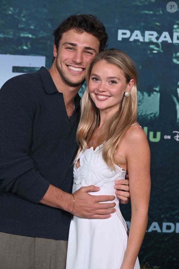 LOS ANGELES, CALIFORNIE - 18 FÉVRIER : Marissa Long et Tanner Zagarino lors de la première de la saison 2 de la série "Paradise" de Hulu au Paramount Theatre le 18 février 2026 à Los Angeles, Californie.
