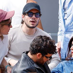 François Civil, sa soeur Marie, sa compagne Adèle Exarchopoulos et Sacha Abitbol en tribunes lors de la finale messieurs des Internationaux de France de Tennis de Roland Garros 2025 (jour 15), à Paris, France, le 8 juin 2025. © Cyril Moreau/Bestimage