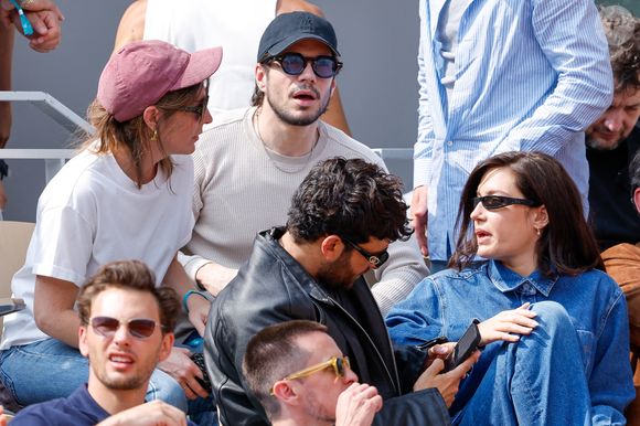 François Civil, sa soeur Marie, sa compagne Adèle Exarchopoulos et Sacha Abitbol en tribunes lors de la finale messieurs des Internationaux de France de Tennis de Roland Garros 2025 (jour 15), à Paris, France, le 8 juin 2025. © Cyril Moreau/Bestimage