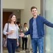 Tenir la porte à un inconnu : ce que ce geste banal révèle vraiment de vous