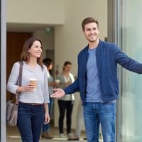 Tenir la porte à un inconnu : ce que ce geste banal révèle vraiment de vous