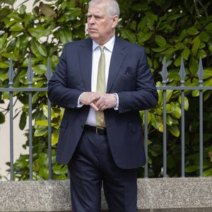 Charles tenait toujours à son frère et ne voulait plus “qu’il soit complètement exclu” explique un expert à "The Sun" 
Le prince Andrew assiste à la messe de Pâques de la famille royale dans la chapelle Saint George de Windsor dans le Berkshire, le 20 avril 2025 Dana Press / Bestimage