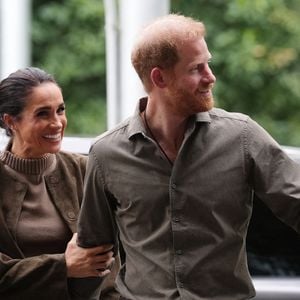 Selon l'agence de presse britannique PA, c'est depuis une destination située en Europe que Meghan Markle et ses enfants ont rejoint le duo père-fils.

Le duc et la duchesse de Sussex (Meghan Markle) arrivent à l'Australian National Veterans Arts Museum (ANVAM) à Southbank, Melbourne (Victoria), lors de la première journée de leur voyage officiel en Australie. Date de la photo : mardi 14 avril 2026. © Jonathan Brady / PA Photos / Bestimage