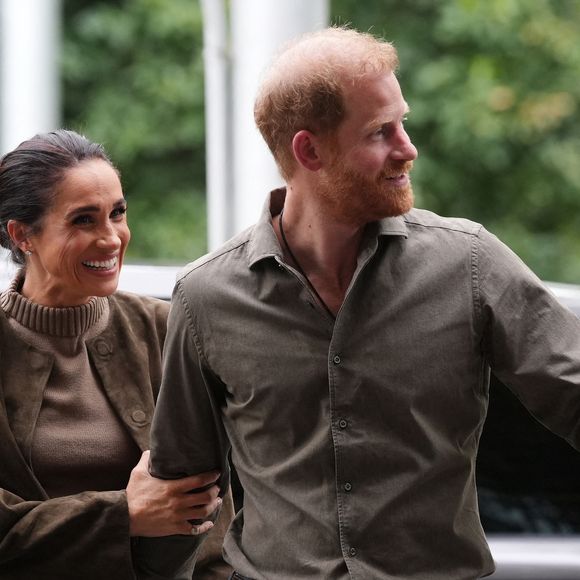Selon l'agence de presse britannique PA, c'est depuis une destination située en Europe que Meghan Markle et ses enfants ont rejoint le duo père-fils.

Le duc et la duchesse de Sussex (Meghan Markle) arrivent à l'Australian National Veterans Arts Museum (ANVAM) à Southbank, Melbourne (Victoria), lors de la première journée de leur voyage officiel en Australie. Date de la photo : mardi 14 avril 2026. © Jonathan Brady / PA Photos / Bestimage