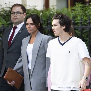 Exclusif - La famille Beckham (David Beckham, sa femme Victoria, Cruz Beckham, sa compagne Jackie Apostel, Roméo Beckham, sa compagne Kim Turnbull et Harper Seven) arrive à son hôtel fétiche "La Réserve" pour fêter les 50 ans de David Beckham (2 mai 1975) à Paris, France, le 2 mai 2025. David sort avec une bouteille de rouge pétrus Pomerol (surement l'année de sa naissance) à la main . © Bestimage