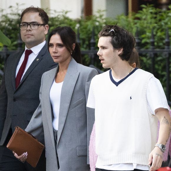Exclusif - La famille Beckham (David Beckham, sa femme Victoria, Cruz Beckham, sa compagne Jackie Apostel, Roméo Beckham, sa compagne Kim Turnbull et Harper Seven) arrive à son hôtel fétiche "La Réserve" pour fêter les 50 ans de David Beckham (2 mai 1975) à Paris, France, le 2 mai 2025. David sort avec une bouteille de rouge pétrus Pomerol (surement l'année de sa naissance) à la main . © Bestimage