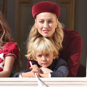 Beatrice Borromeo et son fils Stefano Casiraghi - La famille princière de Monaco au balcon du palais, à l'occasion de la Fête Nationale de Monaco. Le 19 novembre 2023
© Dominique Jacovides-Bruno Bebert / Bestimage
