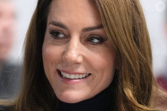 Depuis qu'elle est officiellement en rémission de son cancer, Kate Middleton multiplie les apparitions en public.

Kate Middleton rencontre des joueurs blessés, en marge du match du tournoi des Six Nations entre le Pays de Galles et l'Angleterre à Cardiff, le 15 mars 2025.

Photo : Julien Burton / Bestimage