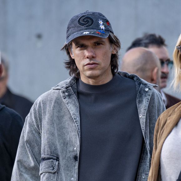 Orelsan lors du remake de la sortie des usines Lumière durant le Festival Lumière 2025 à Lyon, France, le 18 octobre 2025. © Sandrine Thesillat/PsnewZ/Bestimage
