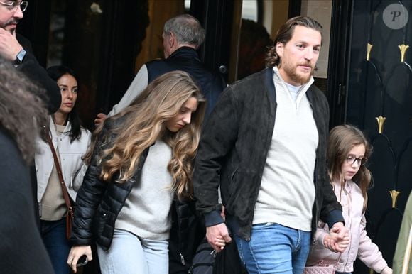 Peu avant, ils étaient apparus lors de l'anniversaire de Giulia Sarkozy (14 ans) à Paris

Jean Sarkozy, sa femme Jessica Sebaoun et leurs filles - La famille Sarkozy réunie au restaurant du "Four Seasons Hôtel George V" pour l'anniversaire de Giulia Sarkozy (14 ans) à Paris, France, le 19 octobre 2025. 
©Agence / Bestimage