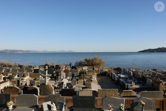 Illustration du caveau familial de la famille Bardot au cimetière de Saint-Tropez le 29 décembre 2025. Son père, Louis Bardot (1896-1975) et sa mère Anne-Marie Mucel (1912-1978).

© Julien Sarkissian / Bestimage
