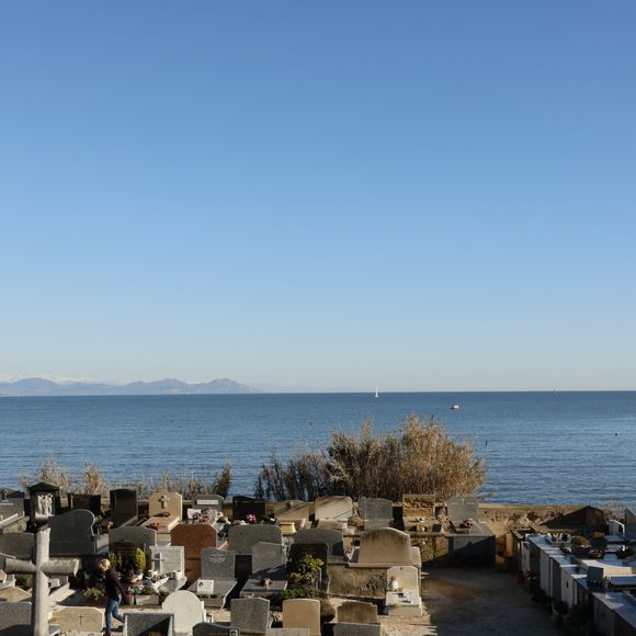 Illustration du caveau familial de la famille Bardot au cimetière de Saint-Tropez le 29 décembre 2025. Son père, Louis Bardot (1896-1975) et sa mère Anne-Marie Mucel (1912-1978).

© Julien Sarkissian / Bestimage